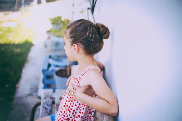 shooting_inspiration_coiffures_couronne_de_fleurs_enfants_fille_cortege_blog_mariage_05-3157548