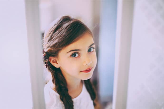 shooting_inspiration_coiffures_couronne_de_fleurs_enfants_fille_cortege_blog_mariage_07-2401319