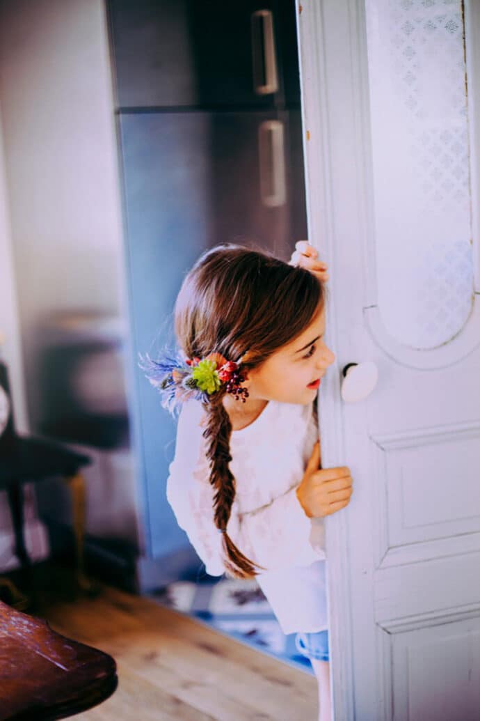 shooting_inspiration_coiffures_couronne_de_fleurs_enfants_fille_cortege_blog_mariage_08-6623279