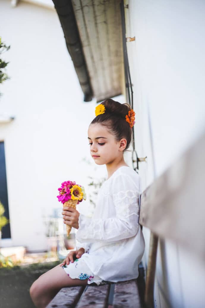 shooting_inspiration_coiffures_couronne_de_fleurs_enfants_fille_cortege_blog_mariage_15-7689043