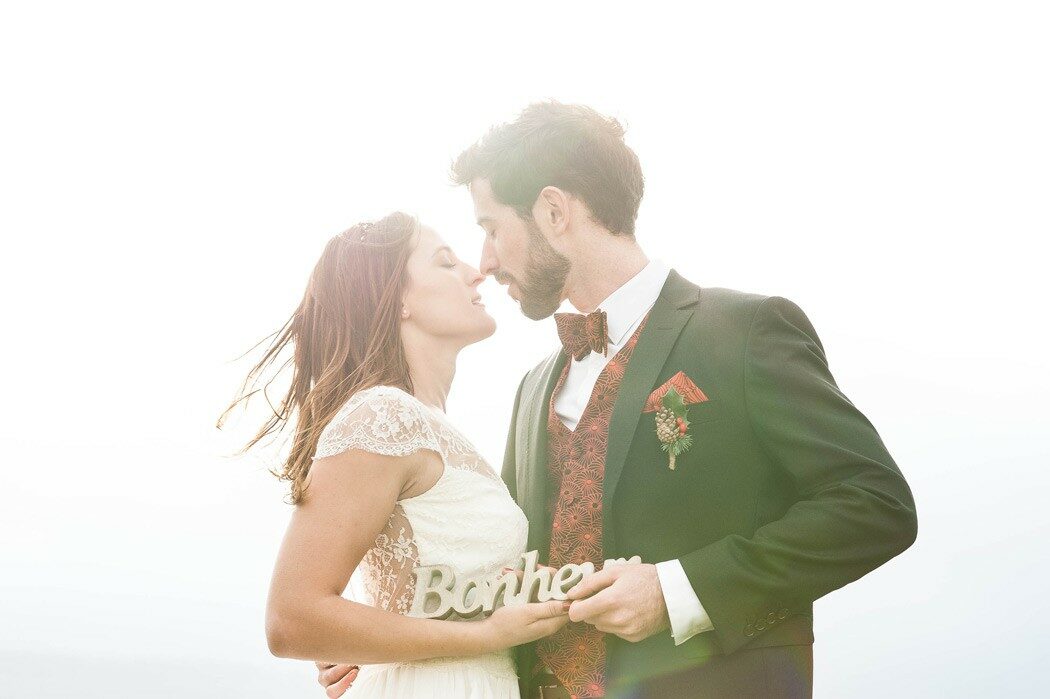 shooting_inspiration_mariage_hiver_noel_decoration_florale_papeterie_robes_de_mariee_photographe_videaste_blog-1-1050x699-5320722