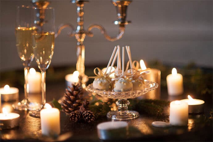 shooting_inspiration_mariage_hiver_noel_decoration_florale_papeterie_robes_de_mariee_photographe_videaste_blog_46-5797845