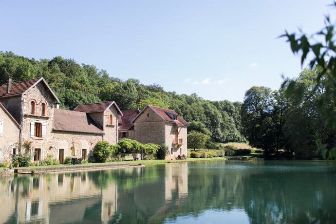mariage_valerie_cedric_bourgogne_centre_est_decoration_table_lampion_fleurs_hortensia_robe_de_mariee_lieu_de_reception_blog_mariage_01-3120498