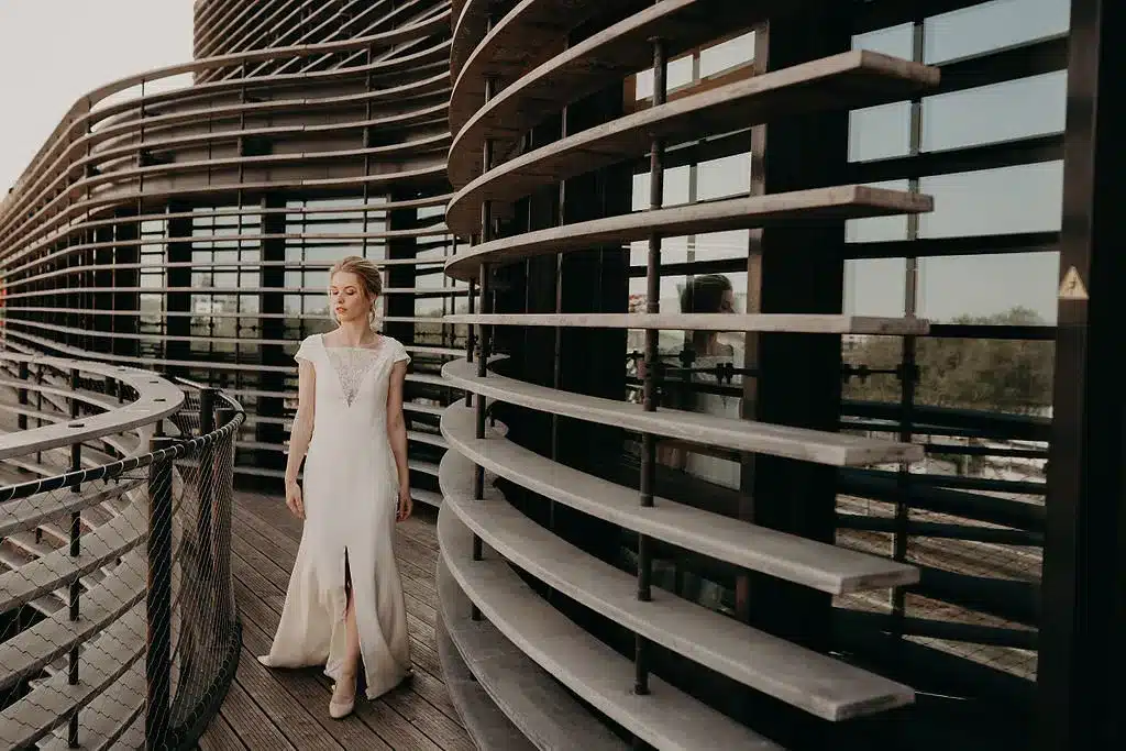 rooftop_52_robe_mariee_longue_chic_photo_inspiration_coiffure_crepe_de_soie_broderie_createur_lyon_rhone_alpes