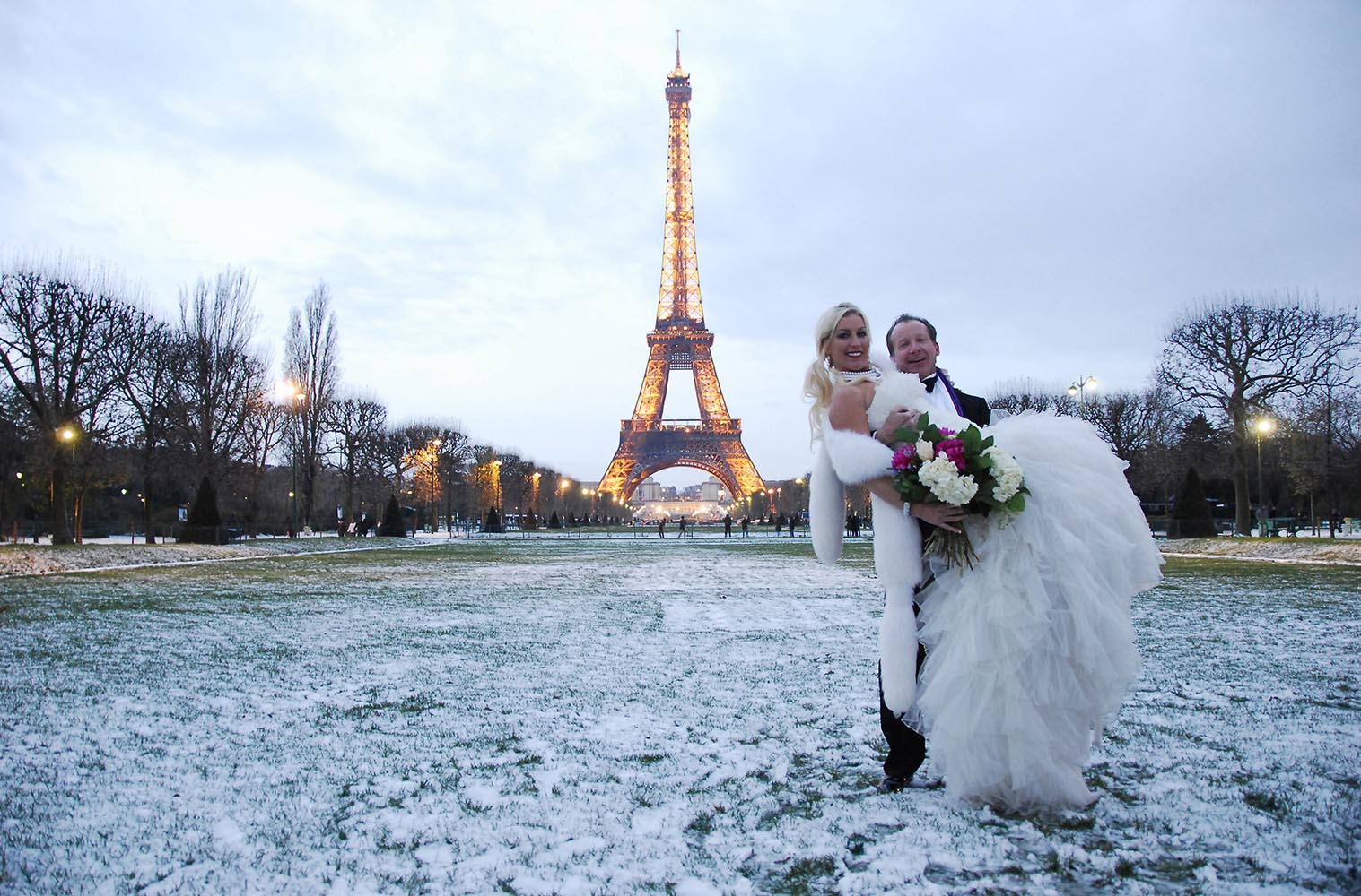 couple-de-maries-champ-de-mars-neige-tour-eiffel-paris-2