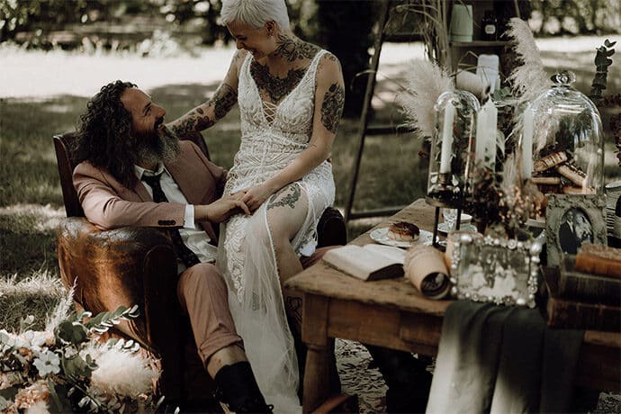 shooting_elopement_mariage_theme_decale_poetique_decoration_robedemariee_photographe_donuts_alliances_costumes_fleurs_locationmobilier_2020_2021_blog_mariage_0_07-5910169