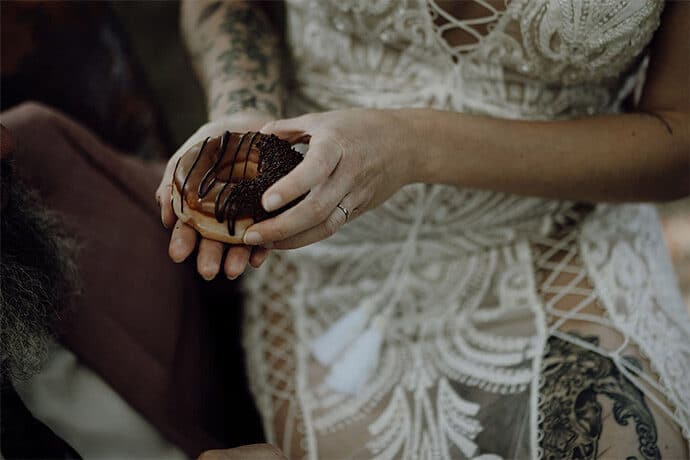 shooting_elopement_mariage_theme_decale_poetique_decoration_robedemariee_photographe_donuts_alliances_costumes_fleurs_locationmobilier_2020_2021_blog_mariage_0_09-4994555