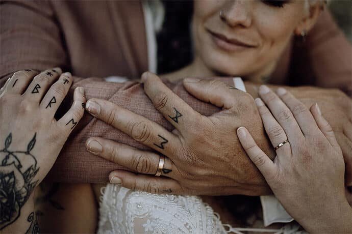 shooting_elopement_mariage_theme_decale_poetique_decoration_robedemariee_photographe_donuts_alliances_costumes_fleurs_locationmobilier_2020_2021_blog_mariage_0_25-8043794