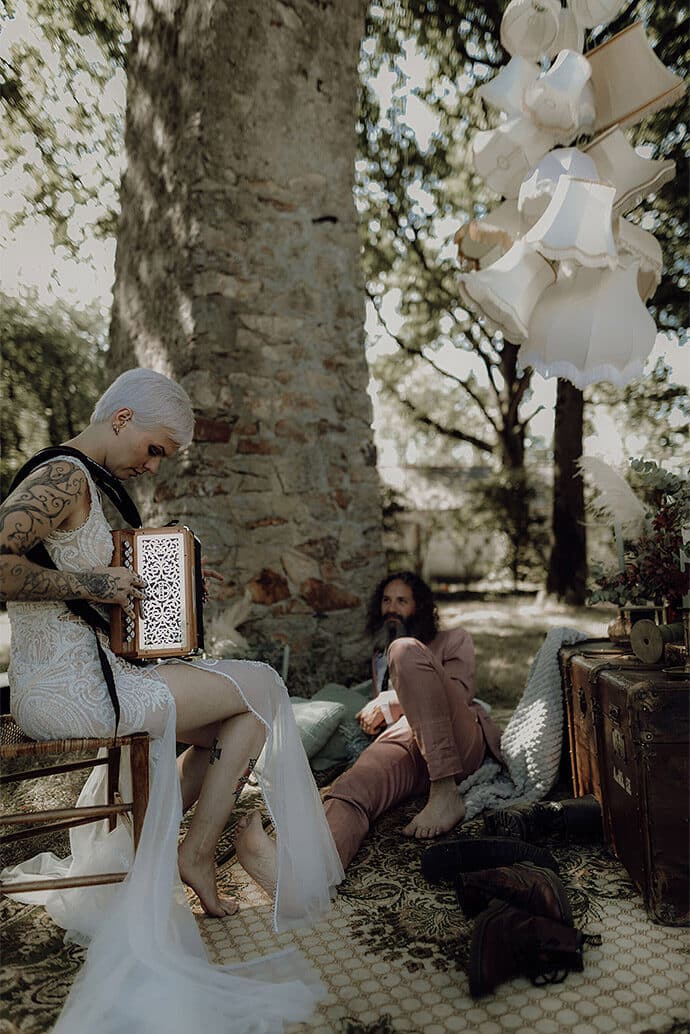 shooting_elopement_mariage_theme_decale_poetique_decoration_robedemariee_photographe_donuts_alliances_costumes_fleurs_locationmobilier_2020_2021_blog_mariage_0_35-1029897