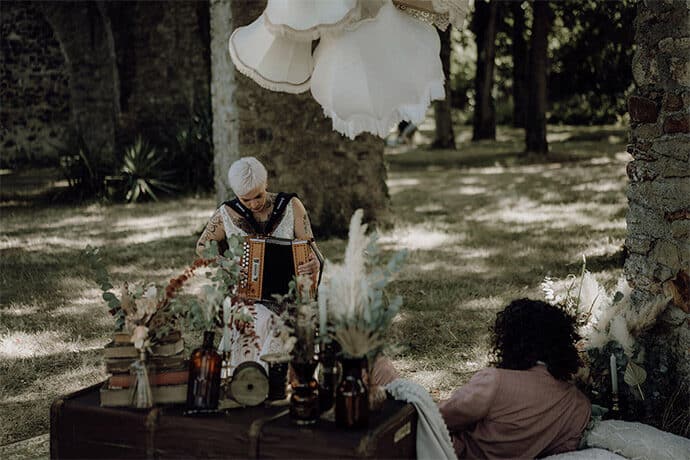 shooting_elopement_mariage_theme_decale_poetique_decoration_robedemariee_photographe_donuts_alliances_costumes_fleurs_locationmobilier_2020_2021_blog_mariage_0_39-7742626