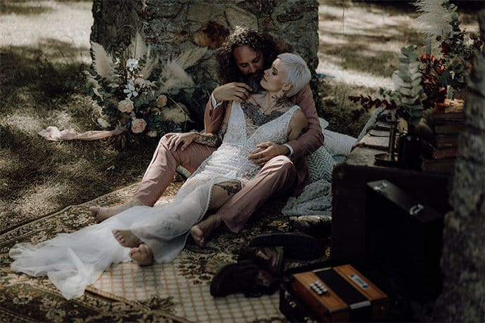 shooting_elopement_mariage_theme_decale_poetique_decoration_robedemariee_photographe_donuts_alliances_costumes_fleurs_locationmobilier_2020_2021_blog_mariage_0_43-7311001