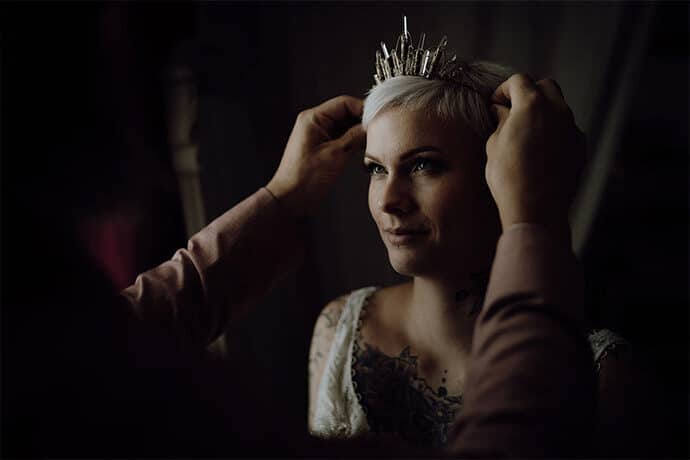 shooting_elopement_mariage_theme_decale_poetique_decoration_robedemariee_photographe_donuts_alliances_costumes_fleurs_locationmobilier_2020_2021_blog_mariage_11-6161410