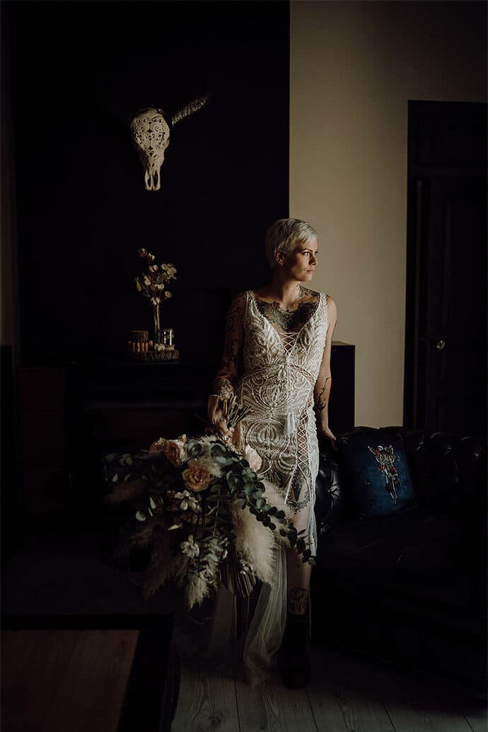 shooting_elopement_mariage_theme_decale_poetique_decoration_robedemariee_photographe_donuts_alliances_costumes_fleurs_locationmobilier_2020_2021_blog_mariage_13-5770873