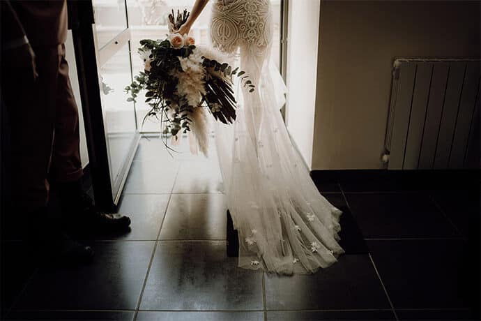 shooting_elopement_mariage_theme_decale_poetique_decoration_robedemariee_photographe_donuts_alliances_costumes_fleurs_locationmobilier_2020_2021_blog_mariage_15-1121614