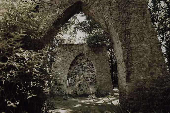 shooting_elopement_mariage_theme_decale_poetique_decoration_robedemariee_photographe_donuts_alliances_costumes_fleurs_locationmobilier_2020_2021_blog_mariage_21-9374452