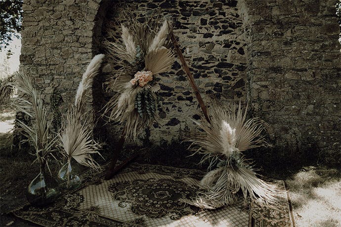 shooting_elopement_mariage_theme_decale_poetique_decoration_robedemariee_photographe_donuts_alliances_costumes_fleurs_locationmobilier_2020_2021_blog_mariage_23-9115202