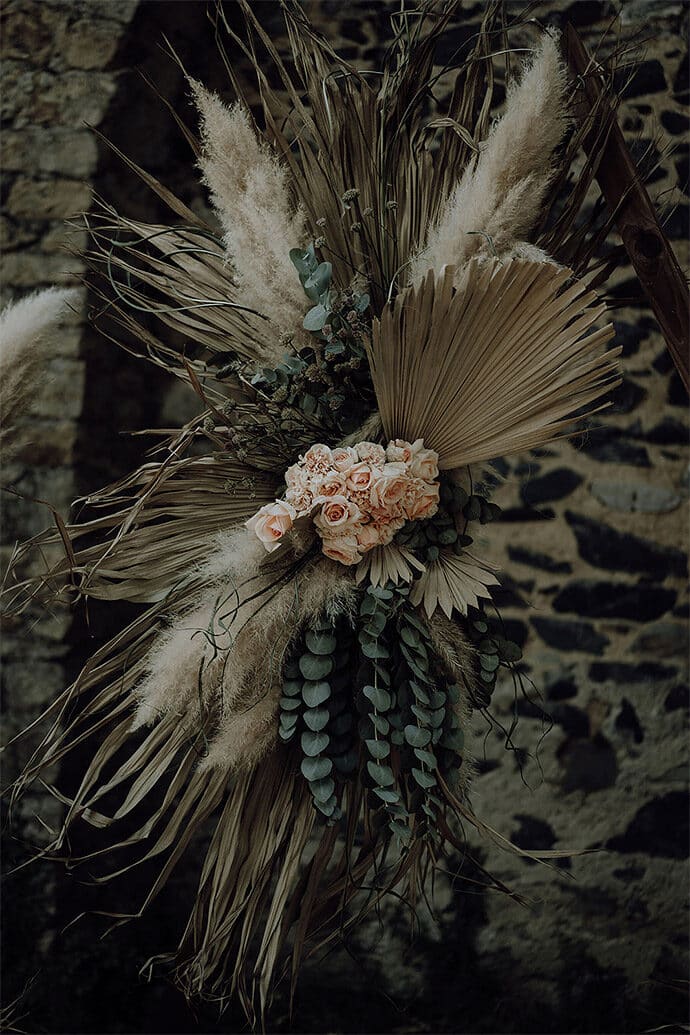 shooting_elopement_mariage_theme_decale_poetique_decoration_robedemariee_photographe_donuts_alliances_costumes_fleurs_locationmobilier_2020_2021_blog_mariage_25-7647574