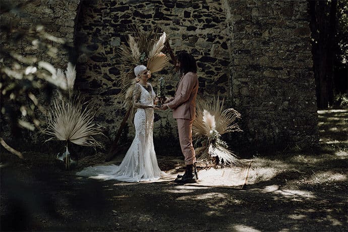 shooting_elopement_mariage_theme_decale_poetique_decoration_robedemariee_photographe_donuts_alliances_costumes_fleurs_locationmobilier_2020_2021_blog_mariage_37-2088080