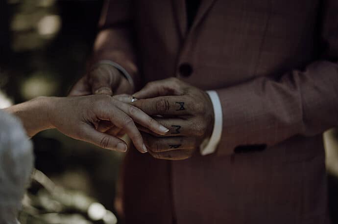 shooting_elopement_mariage_theme_decale_poetique_decoration_robedemariee_photographe_donuts_alliances_costumes_fleurs_locationmobilier_2020_2021_blog_mariage_41-4365127