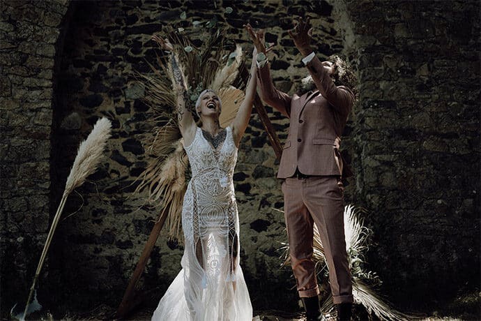 shooting_elopement_mariage_theme_decale_poetique_decoration_robedemariee_photographe_donuts_alliances_costumes_fleurs_locationmobilier_2020_2021_blog_mariage_53-9580336