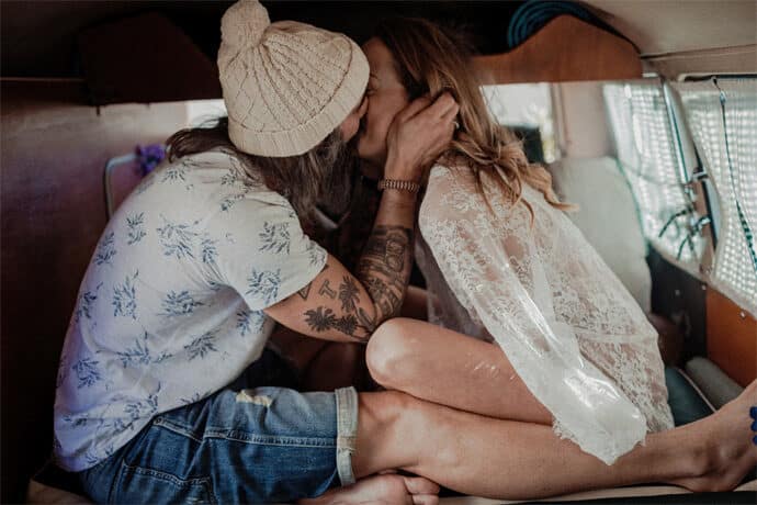 shooting_inspiration_mariage_love_in_the_road_decoration_boheme_photographe_angelo_lacancellera_videaste_wedding_designer_robe_de_mariee_ceremonie_laique_blog_mariage_12-6749056