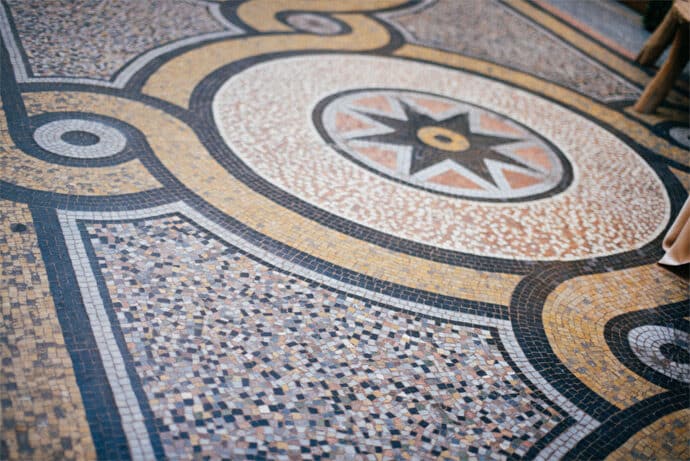 shooting_inspiration_gold_black_and_white_gagner_une_robe_de_mariee_courte_civile_videaste_photographe_blog_mariage_11-9357044