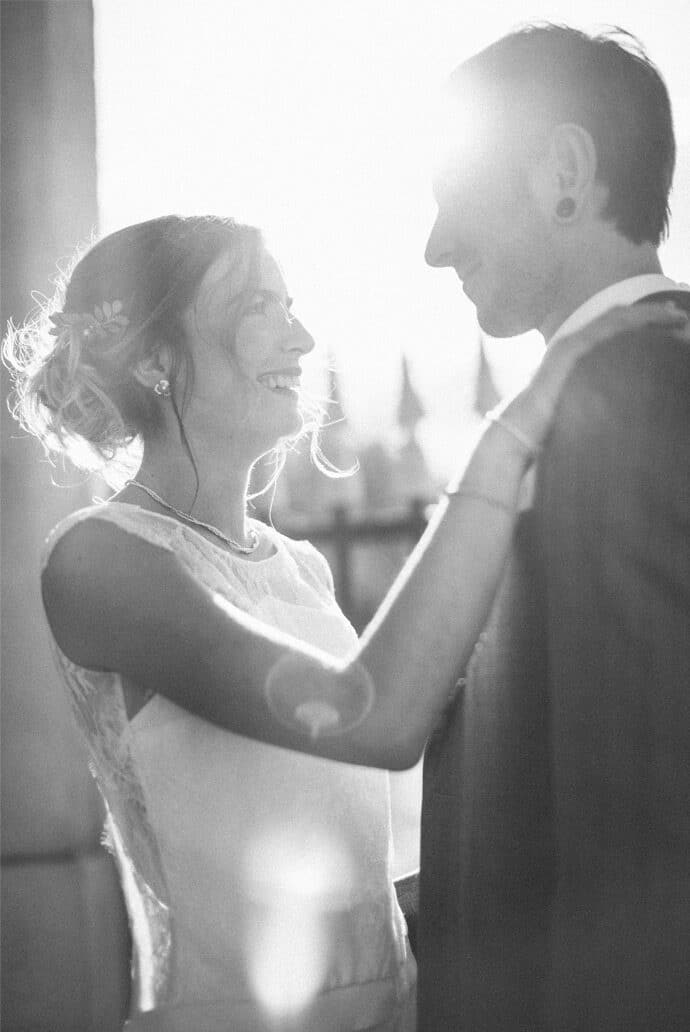 shooting_inspiration_gold_black_and_white_gagner_une_robe_de_mariee_courte_civile_videaste_photographe_blog_mariage_32-3219835