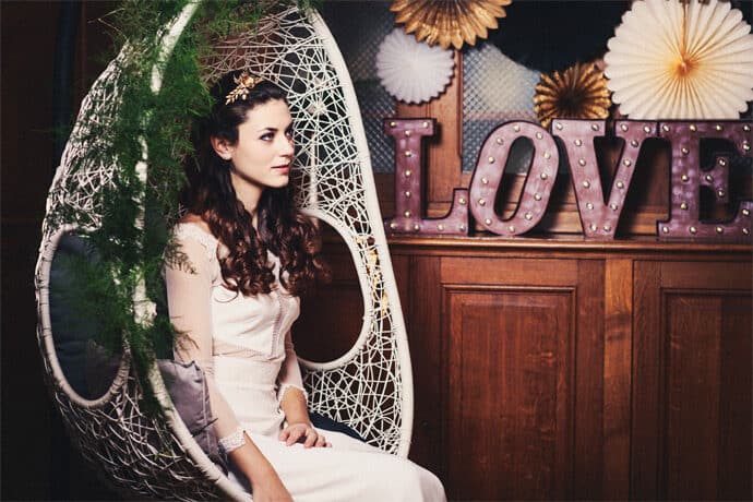 shooting_inspiration_mariage_urban_nature_decoration_robes_de_mariee_caroline_quesnel_photographe_raphael_keita_bijoux_make_up_coiffure_wedding_blog_donne_moi_ta_main_10-9381621