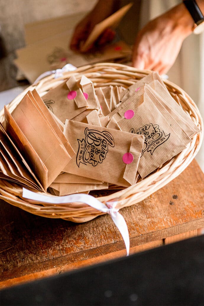 mariage_bourgogne_franche_comte_yonne_robe_de_mariee_laure_de_sagazan_noeud_papillon_decoration_liberty_pastel_champetre_photographe_camille_collin_blog_mariage_28-7478469