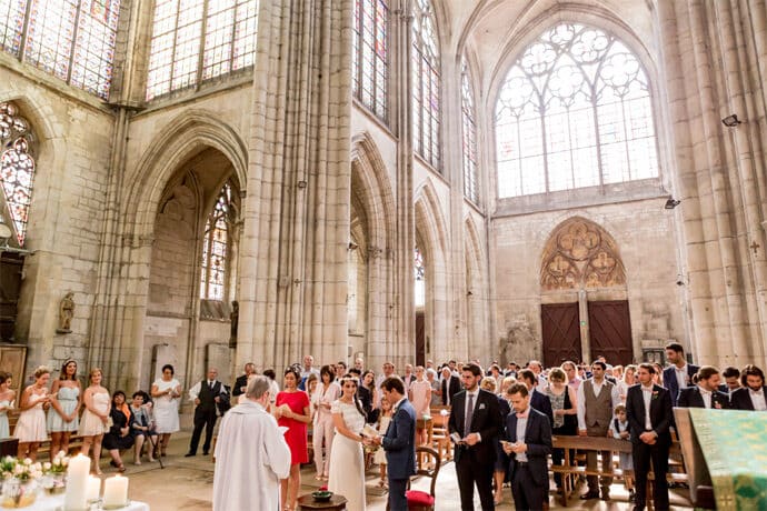 mariage_bourgogne_franche_comte_yonne_robe_de_mariee_laure_de_sagazan_noeud_papillon_decoration_liberty_pastel_champetre_photographe_camille_collin_blog_mariage_32-7293632