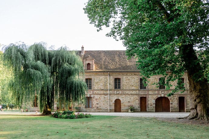 mariage_bourgogne_franche_comte_yonne_robe_de_mariee_laure_de_sagazan_noeud_papillon_decoration_liberty_pastel_champetre_photographe_camille_collin_blog_mariage_40-4637679