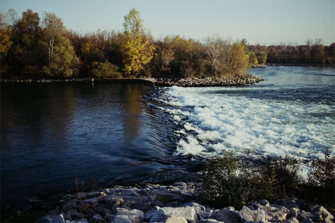 shooting_inspiration_mariage_la_vague_a_l_ame_nature_robe_de_mariee_headband_decoration_patisserie_photographe_mariage_nicky_rasa_auvergne_rhone_alpes_blog_05-1796497