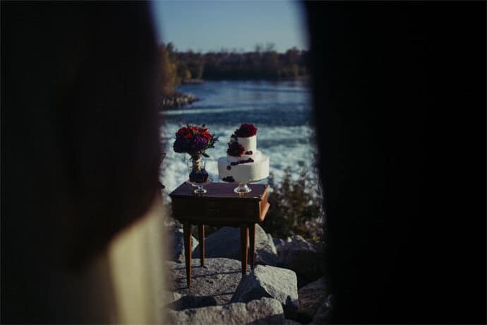 shooting_inspiration_mariage_la_vague_a_l_ame_nature_robe_de_mariee_headband_decoration_patisserie_photographe_mariage_nicky_rasa_auvergne_rhone_alpes_blog_09-10-1882051