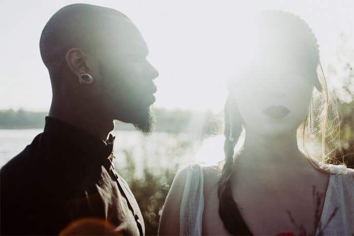 shooting_inspiration_mariage_la_vague_a_l_ame_nature_robe_de_mariee_headband_decoration_patisserie_photographe_mariage_nicky_rasa_auvergne_rhone_alpes_blog_10-3509647