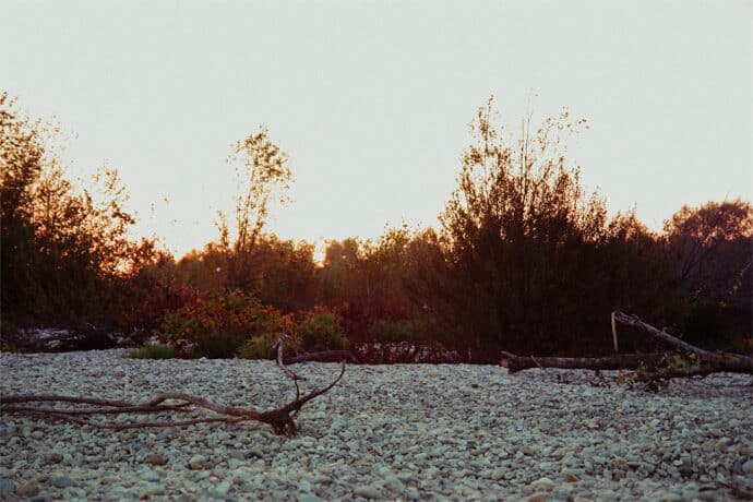 shooting_inspiration_mariage_la_vague_a_l_ame_nature_robe_de_mariee_headband_decoration_patisserie_photographe_mariage_nicky_rasa_auvergne_rhone_alpes_blog_28-2590005