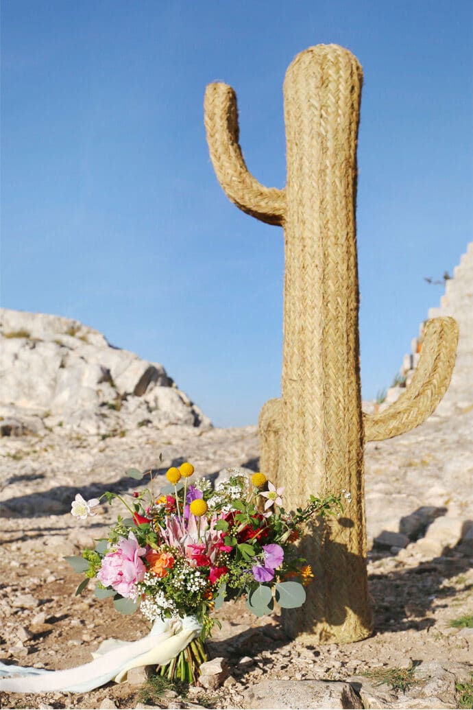 shooting_inspiration_mariage_theme_folk_mexicain_wedding_planner_decoration_photographe_caroline_feraud_robe_de_mariee_jeanne_source_papeterie_max_joe_blog_mariage_02-4667639
