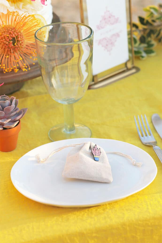 shooting_inspiration_mariage_theme_folk_mexicain_wedding_planner_decoration_photographe_caroline_feraud_robe_de_mariee_jeanne_source_papeterie_max_joe_blog_mariage_36-9916319