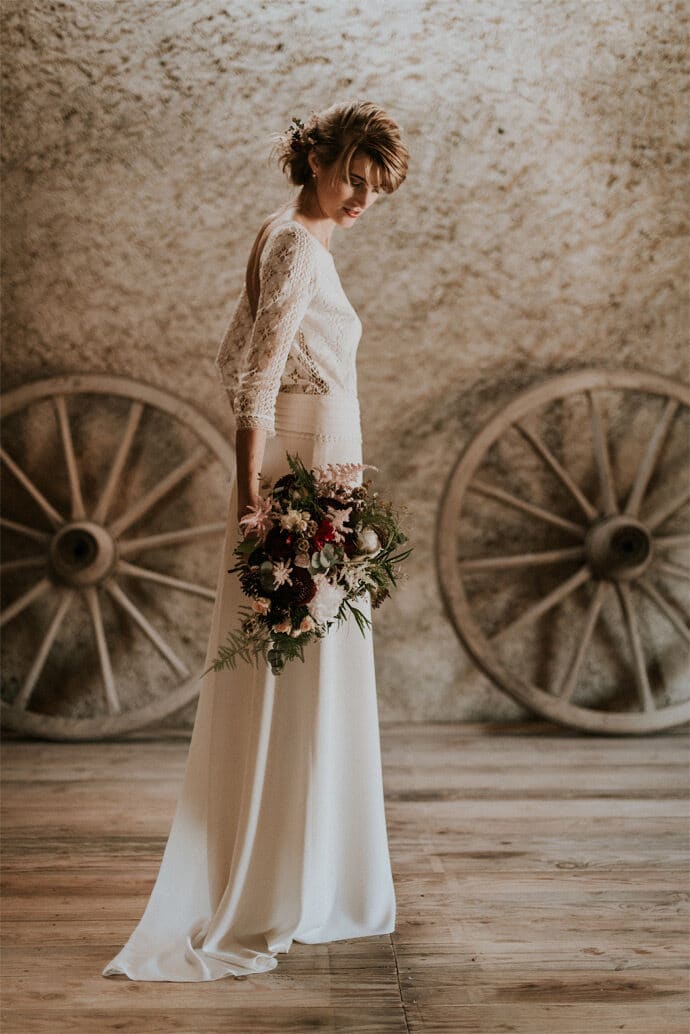 shooting_mariage_decoration_robe_de_mariee_photographe_priscillia_hervier_videaste_lieu_reception_grange_puy_de_dome_auvergne_rhone_alpes_theme_bordeaux_vert_fonce_blog_mariage_45-2674056