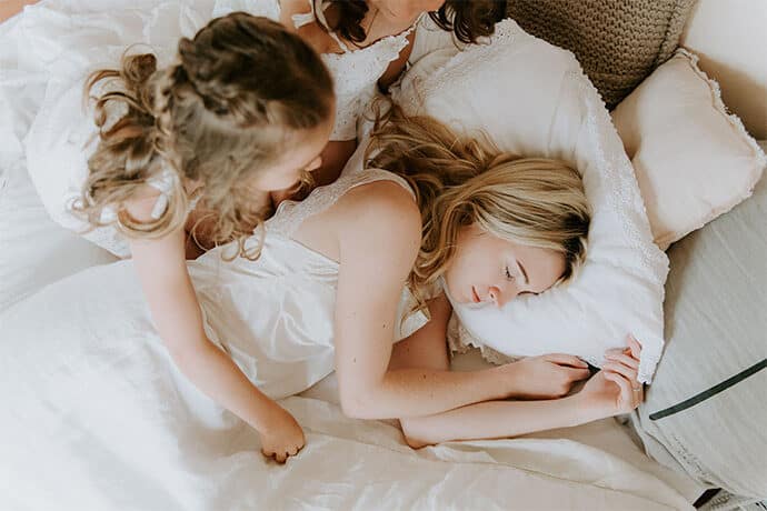 shooting_preparatifs_mariage_au_matin_dun_beau_jour_robesdemariee_maquilleuse_coiffeuse_decoration_florale_photographe_blandinesoulage_blog-mariage_01-4212646