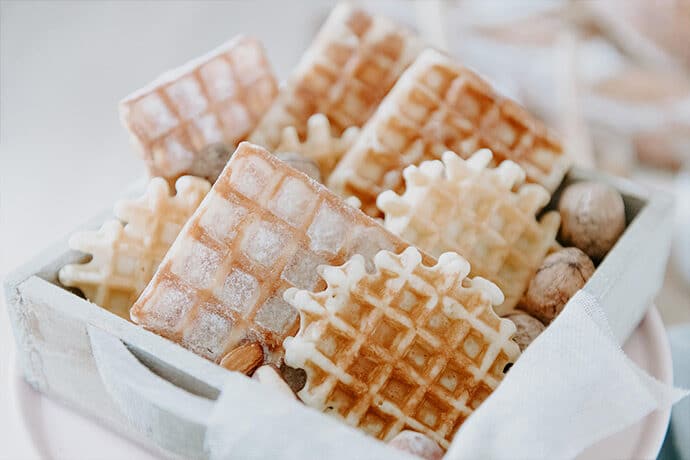 shooting_preparatifs_mariage_au_matin_dun_beau_jour_robesdemariee_maquilleuse_coiffeuse_decoration_florale_photographe_blandinesoulage_blog-mariage_11-5245338